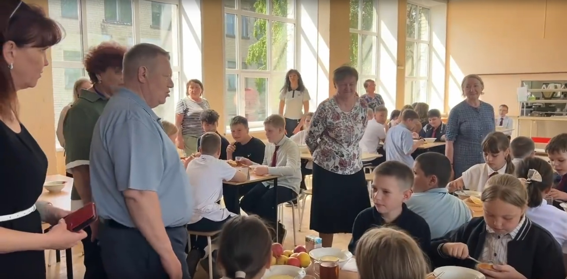 «Ребятам действительно вкусно»: родители саратовских школьников благодарны Володину за переход на бесплатное питание «Ребятам действительно вкусно»: родители саратовских школьников благодарны Володину за переход на бесплатное питание